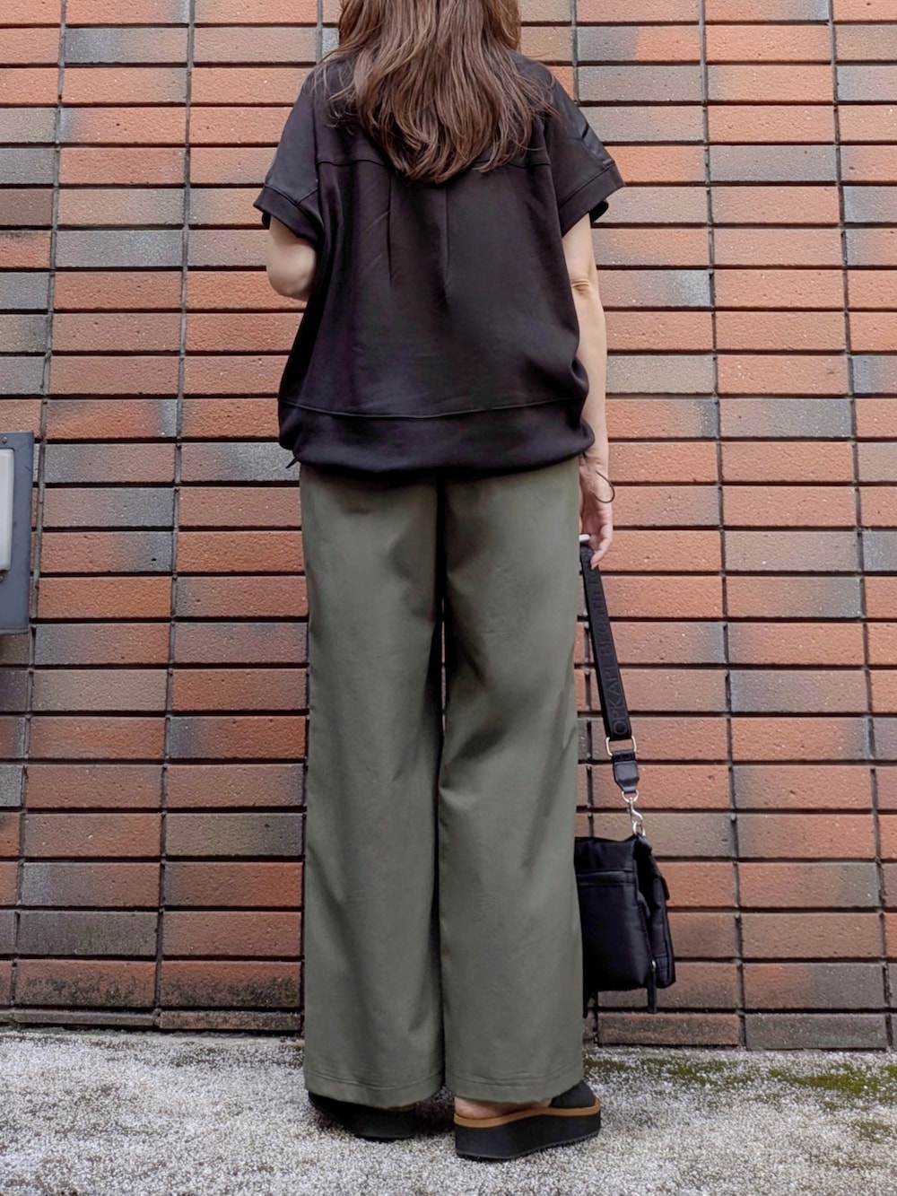 ブラック系のTシャツ/カットソー、グリーン系のその他パンツを着用したレディースの夏コーディネートの5枚目の写真