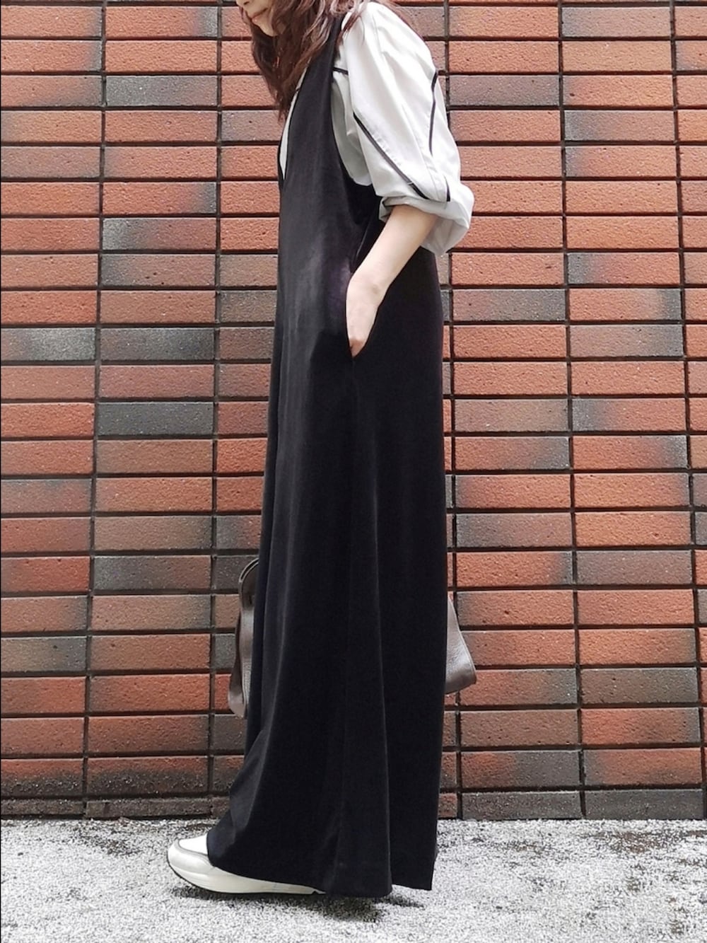 「サロペット、オールインワン、ベロアサロペット、ベロアオールインワン、ベロアパンツ」｜「KATHARINE ROSSの【KATHARINE ROSS】トリミングシアドルマンブラウス（シャツ/ブラウス、グレー系）」を使った、sasa0601さん（骨格ナチュラル・レディース・156cm）の秋コーディネートの3枚目の写真