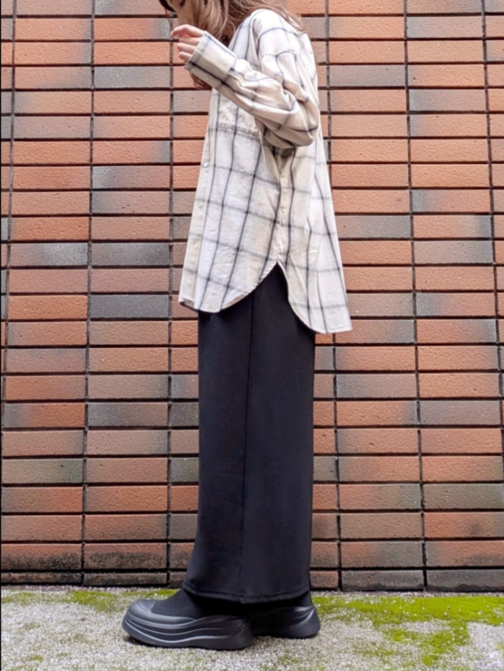 ホワイト系のシャツ/ブラウス、ブラック系のスカート、ブラック系のタンクトップを着用したレディースの秋コーディネートの3枚目の写真