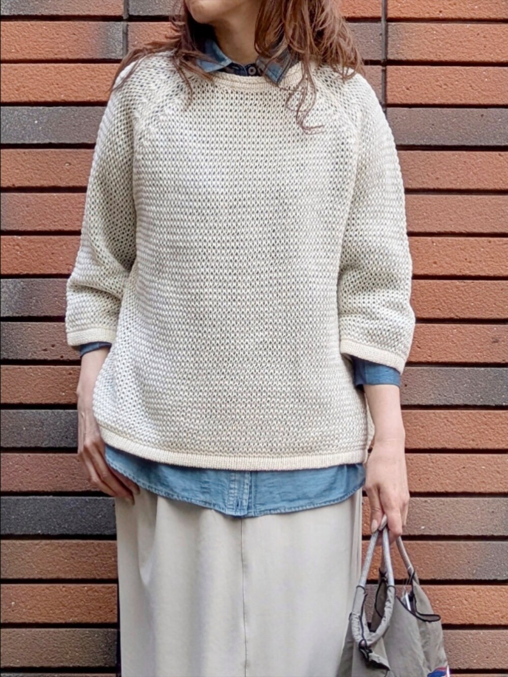 ブルー系のシャツ/ブラウス、ホワイト系のニット/セーターを着用したレディースの春コーディネートの4枚目の写真