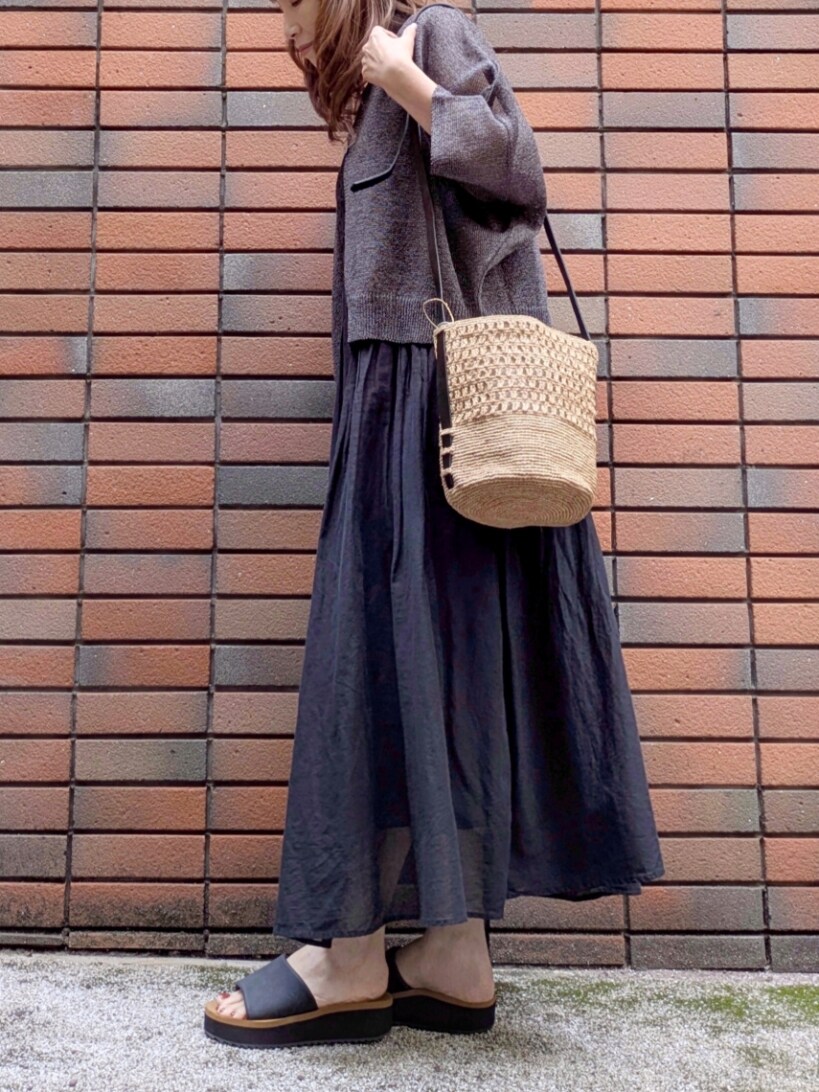 グレー系のその他トップス、ブラック系のワンピース、ブラック系のショルダーバッグを着用したレディースの春コーディネートの3枚目の写真