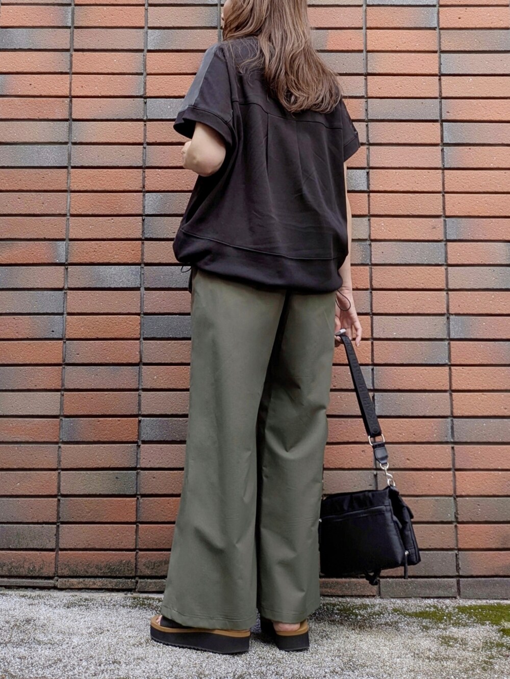 ブラック系のTシャツ/カットソー、グリーン系のその他パンツを着用したレディースの夏コーディネートの4枚目の写真