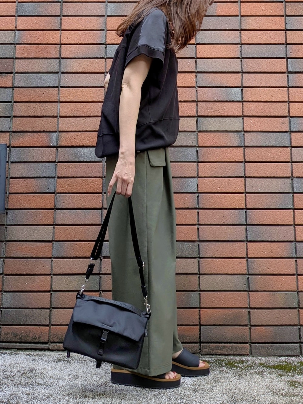 ブラック系のTシャツ/カットソー、グリーン系のその他パンツを着用したレディースの夏コーディネートの2枚目の写真