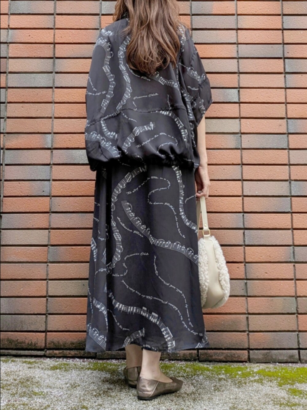 ブラック系のシャツ/ブラウス、ブラック系のスカート、ブラック系のタンクトップを着用したレディースの秋コーディネートの4枚目の写真