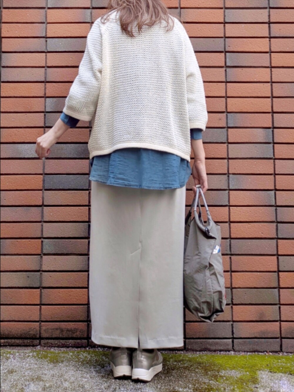 ブルー系のシャツ/ブラウス、ホワイト系のニット/セーターを着用したレディースの春コーディネートの3枚目の写真