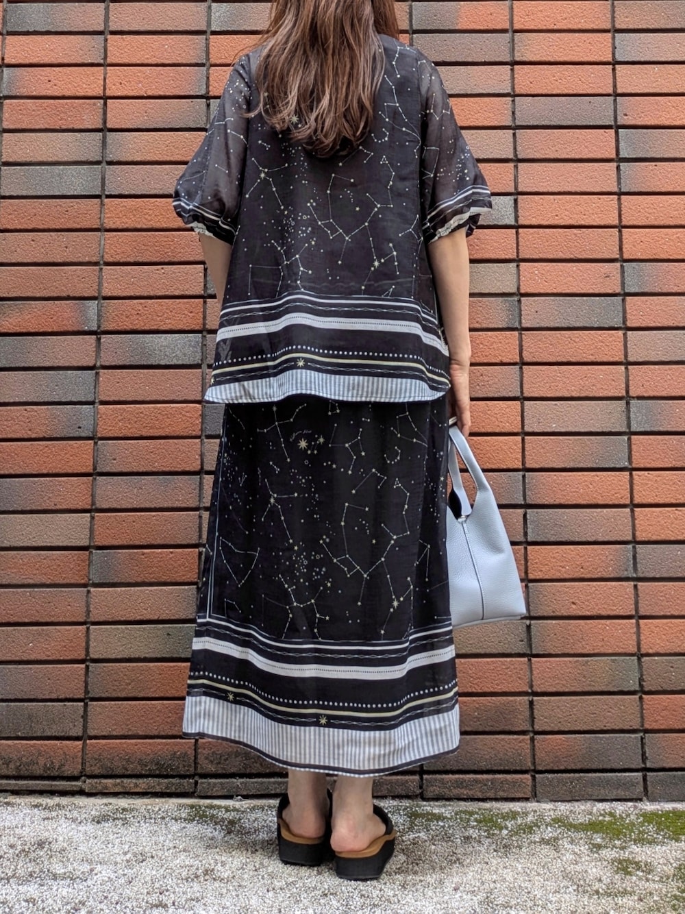ブラック系のシャツ/ブラウス、ブラック系のスカート、ブラック系のタンクトップを着用したレディースの夏コーディネートの5枚目の写真