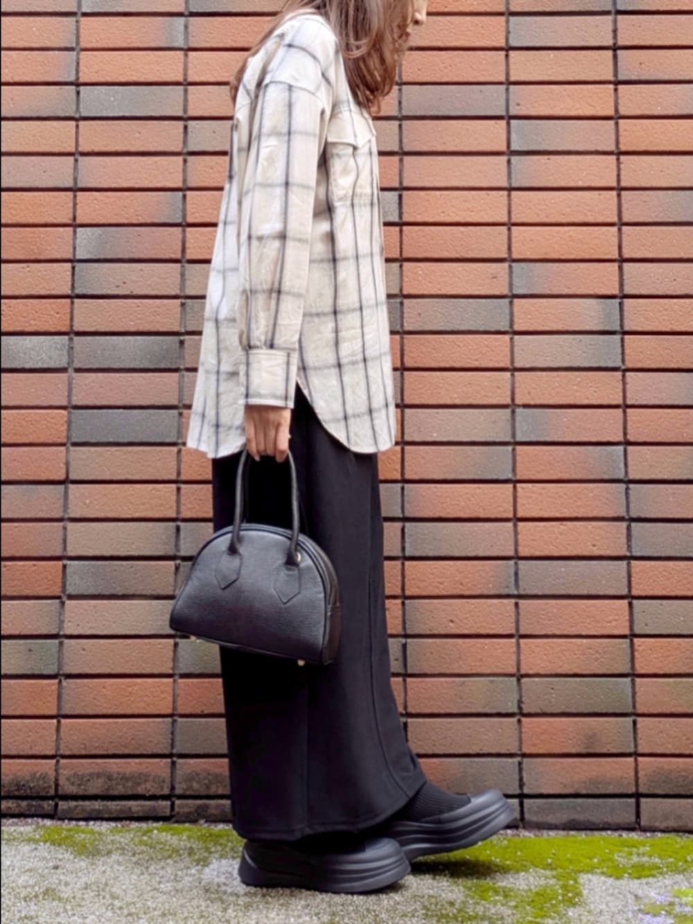 ホワイト系のシャツ/ブラウス、ブラック系のスカート、ブラック系のタンクトップを着用したレディースの秋コーディネートの2枚目の写真