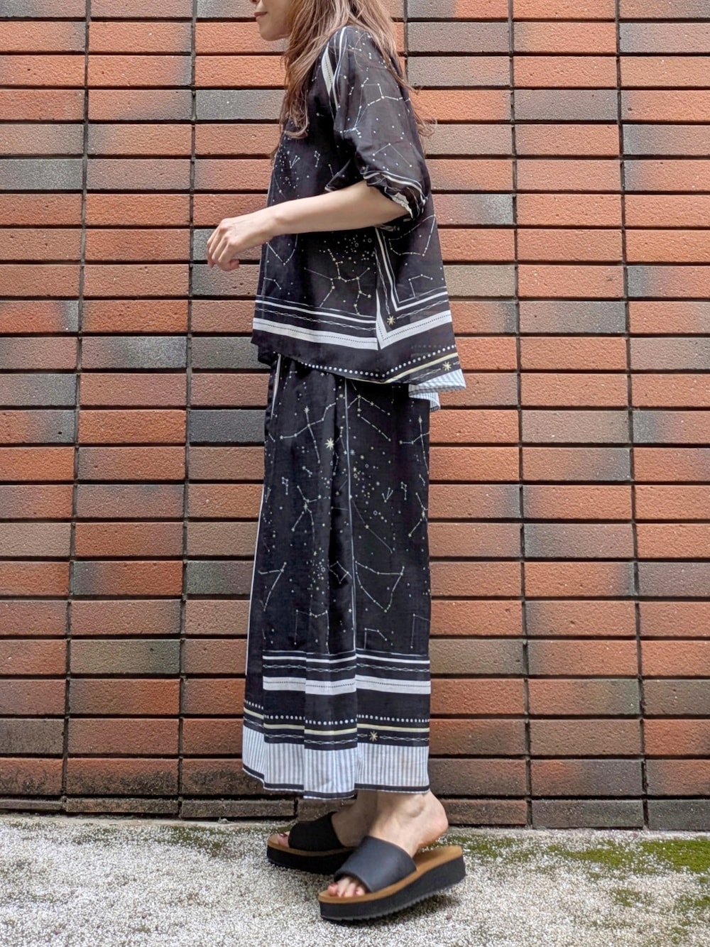 ブラック系のシャツ/ブラウス、ブラック系のスカート、ブラック系のタンクトップを着用したレディースの夏コーディネートの3枚目の写真