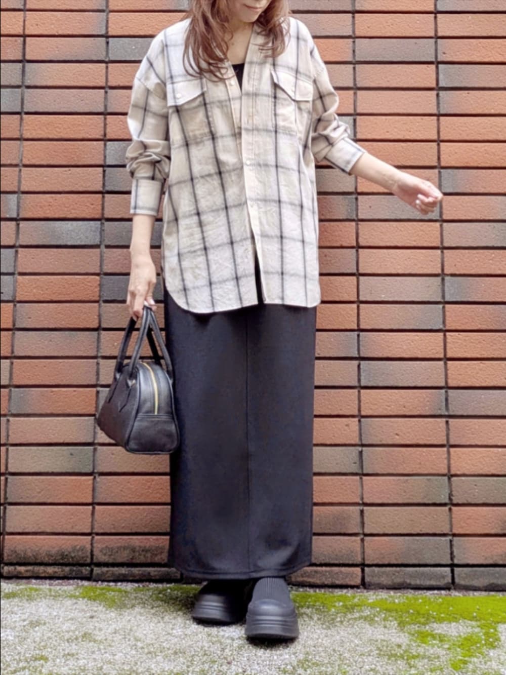 ホワイト系のシャツ/ブラウス、ブラック系のスカート、ブラック系のタンクトップを着用したレディースの秋コーディネートの5枚目の写真