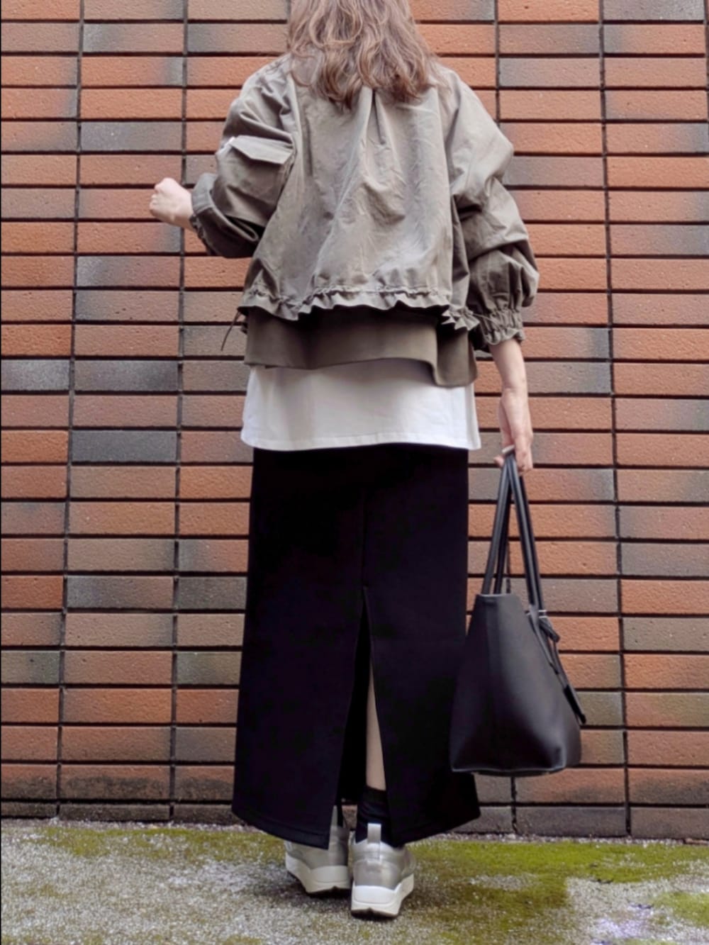 ブラック系のスカート、ホワイト系のTシャツ/カットソーを着用したレディースの冬コーディネートの5枚目の写真