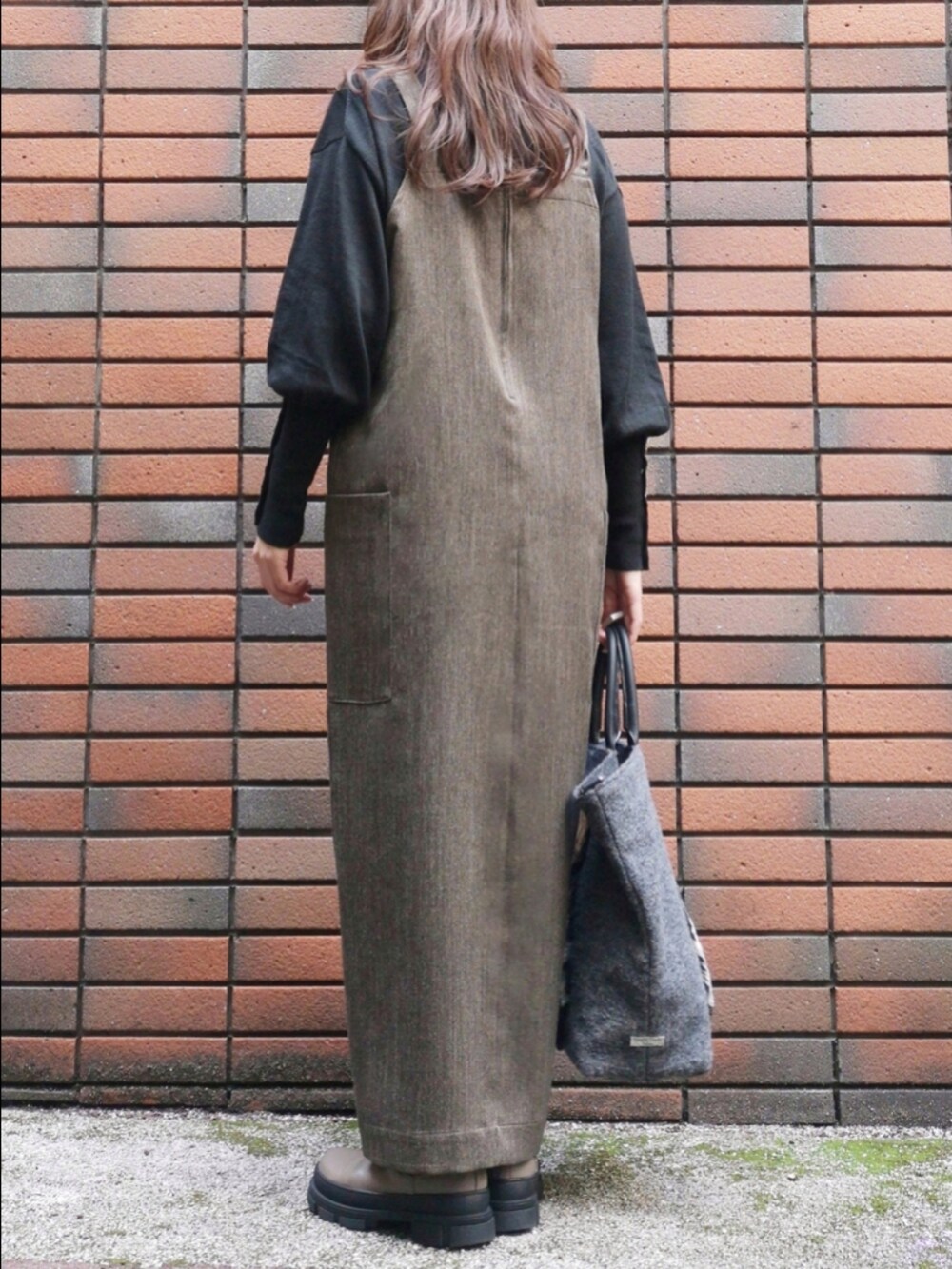 「ジャンパースカート、黒セーター、黒セータートップス、テレサカンビバッグ、猫バッグ」｜「KATHARINE ROSSの【KATHARINE ROSS】【サステナブルリサイクル糸使用】ボタンスリーブプレーンプルオーバー（ニット/セーター、ブラック系）」を使った、sasa0601さん（骨格ナチュラル・レディース・156cm）の秋コーディネートの4枚目の写真