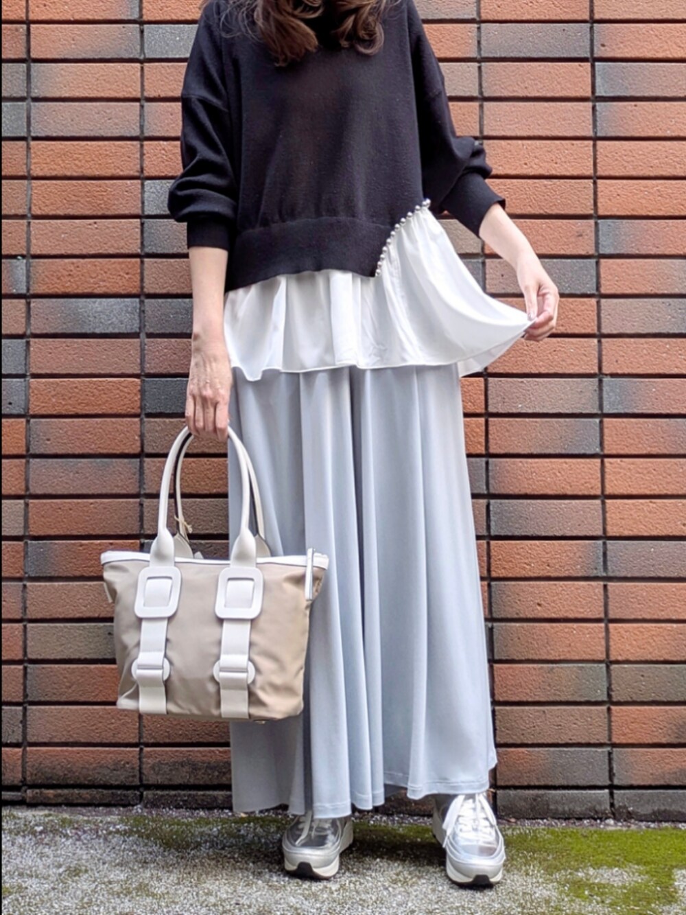 ブラック系のニット/セーターを着用したレディースの冬コーディネートの5枚目の写真