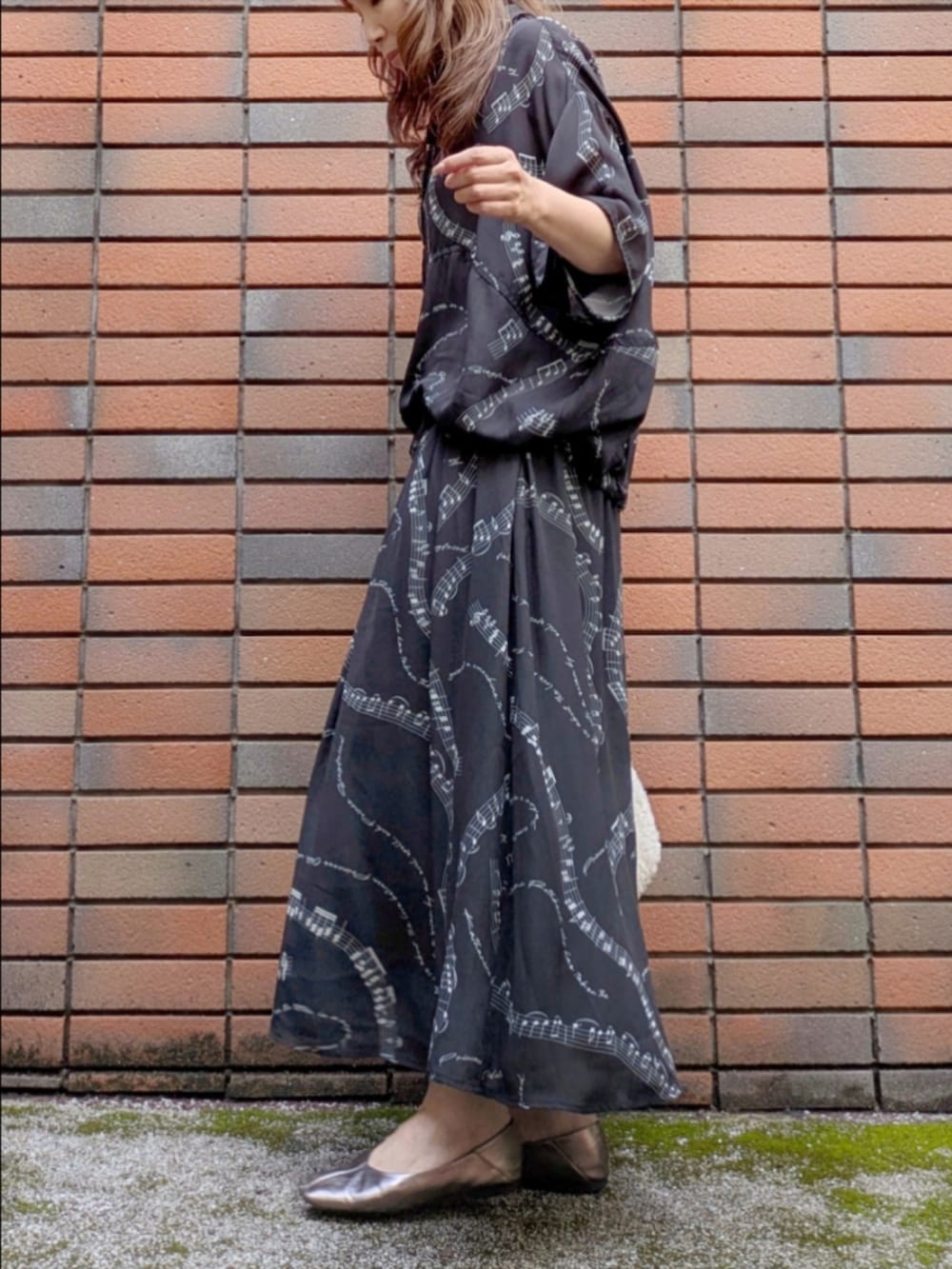 ブラック系のシャツ/ブラウス、ブラック系のスカート、ブラック系のタンクトップを着用したレディースの秋コーディネートの3枚目の写真