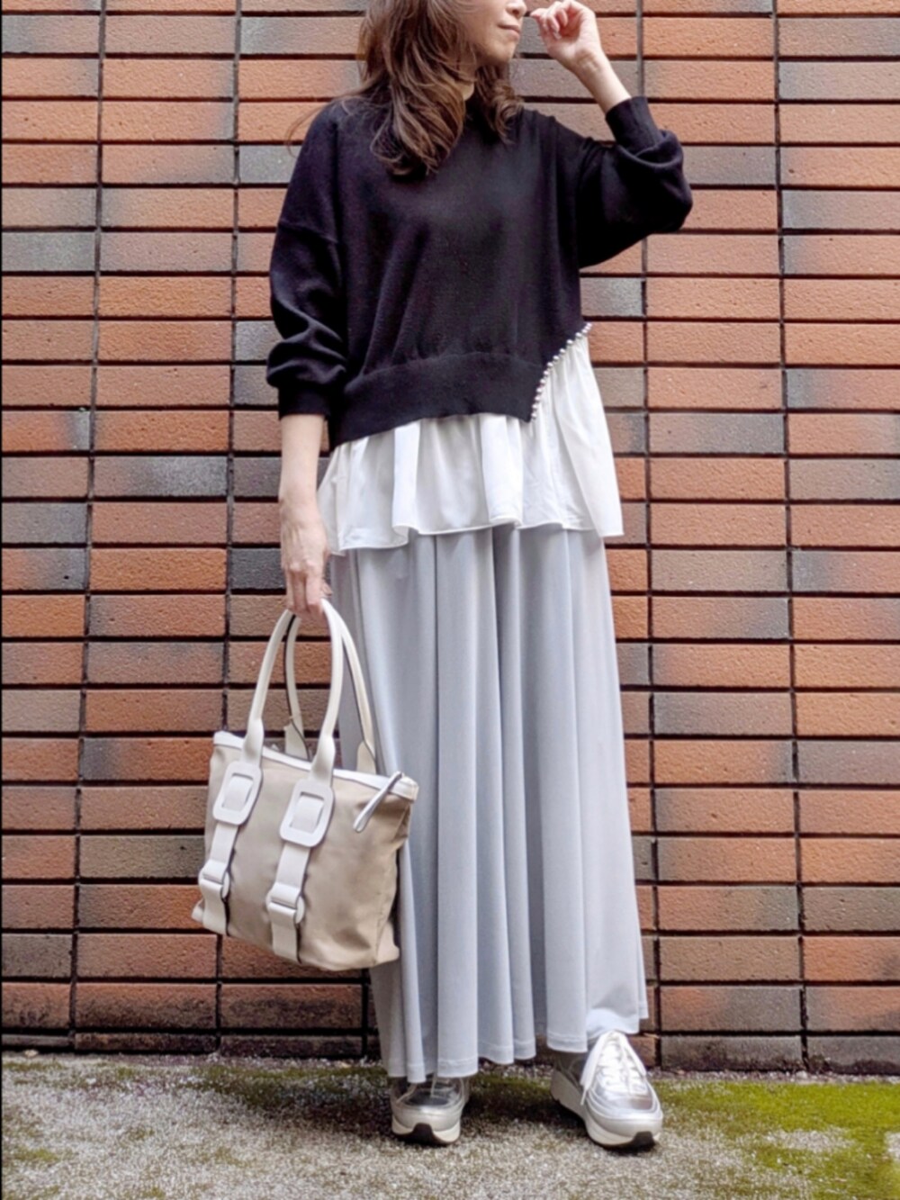 ブラック系のニット/セーターを着用したレディースの冬コーディネートの2枚目の写真