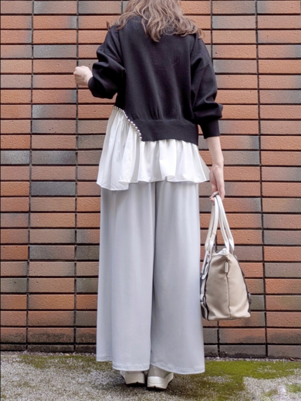 ブラック系のニット/セーターを着用したレディースの冬コーディネートの4枚目の写真