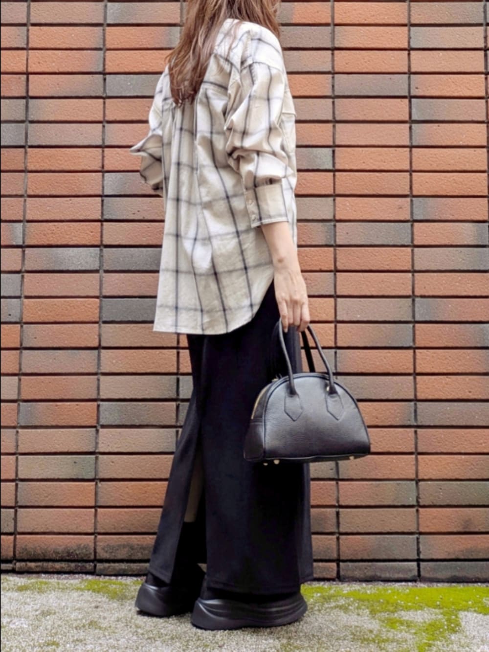 ホワイト系のシャツ/ブラウス、ブラック系のスカート、ブラック系のタンクトップを着用したレディースの秋コーディネートの6枚目の写真