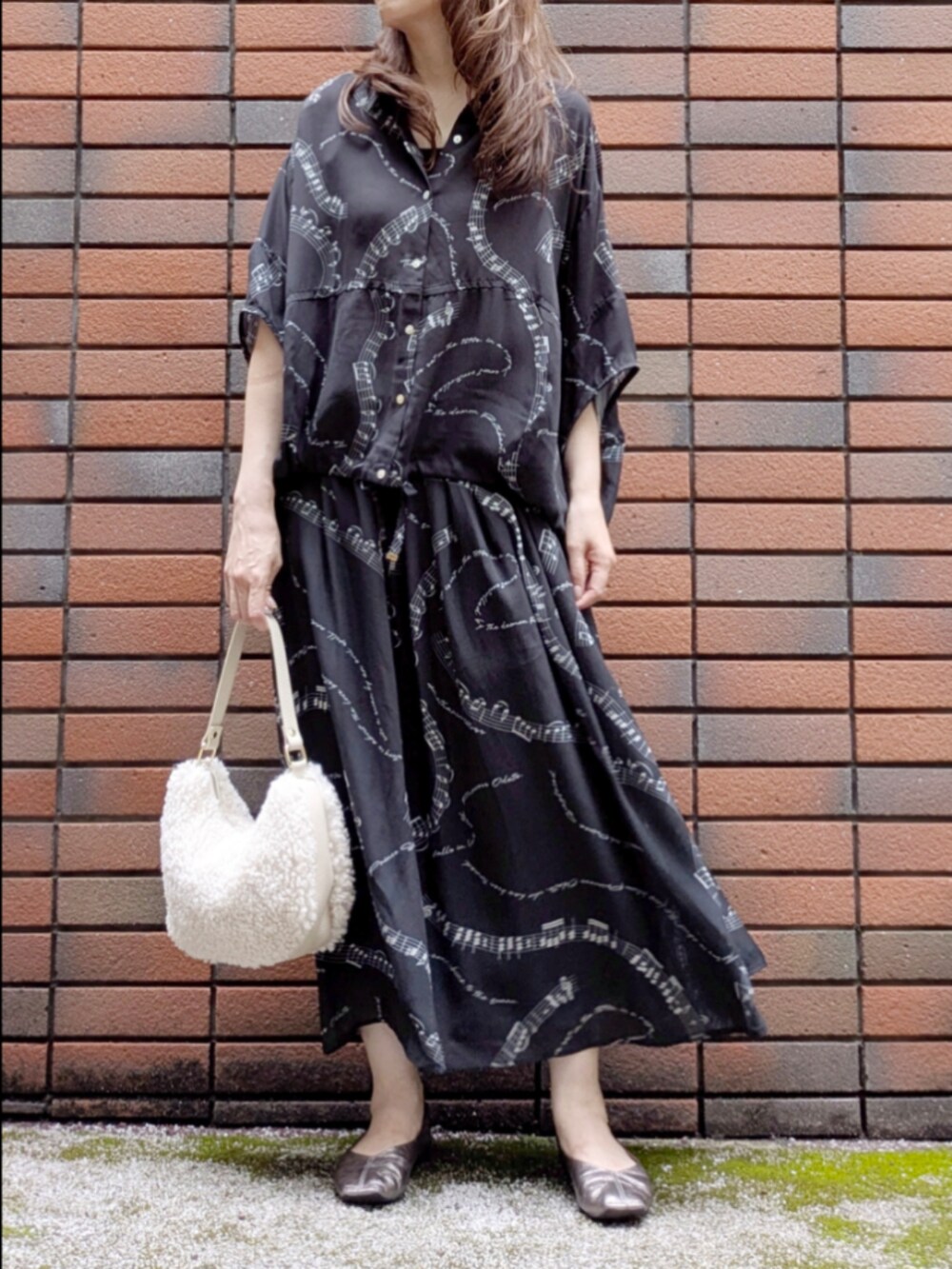 ブラック系のシャツ/ブラウス、ブラック系のスカート、ブラック系のタンクトップを着用したレディースの秋コーディネートの5枚目の写真