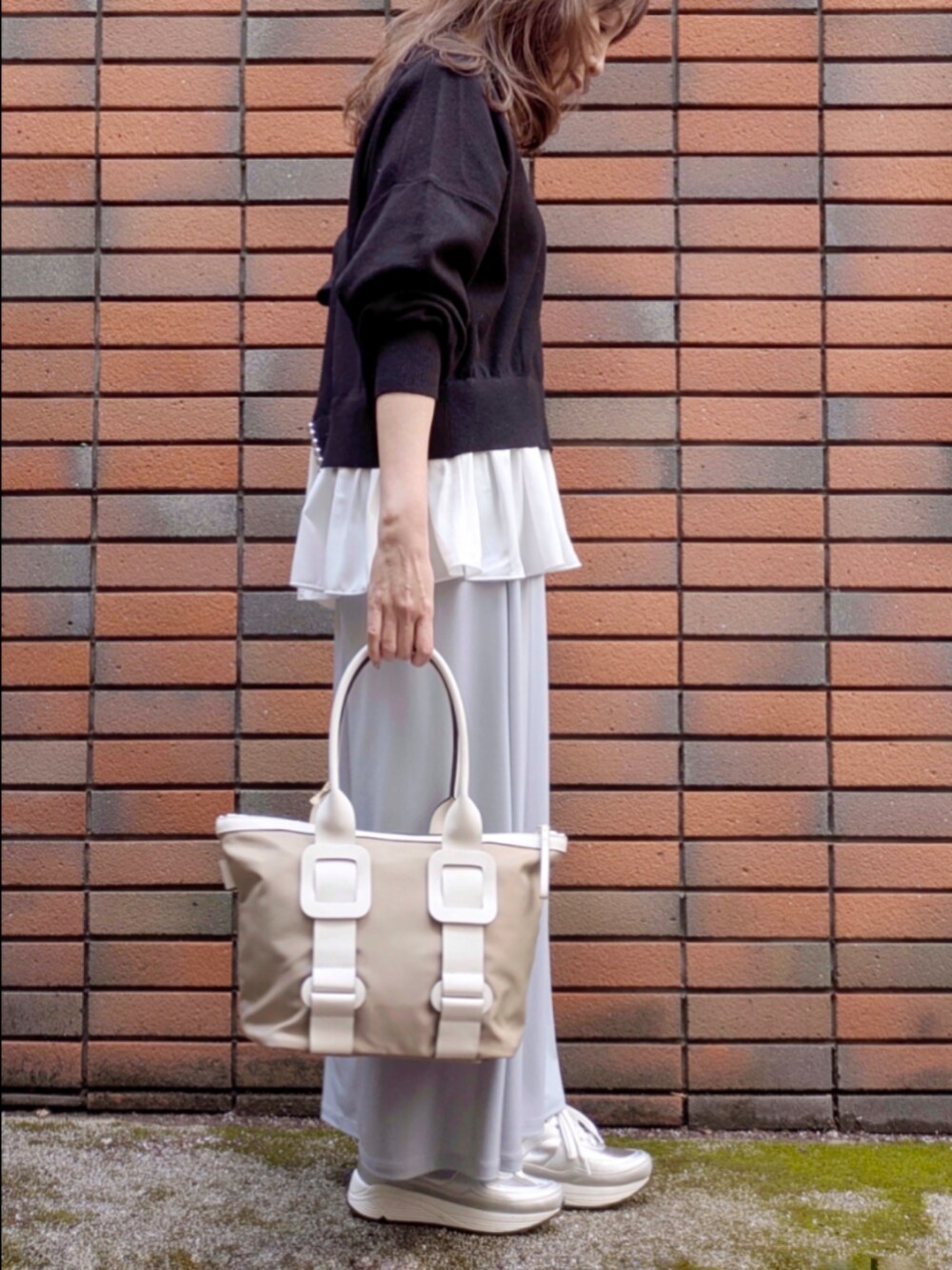 ブラック系のニット/セーターを着用したレディースの冬コーディネートの3枚目の写真