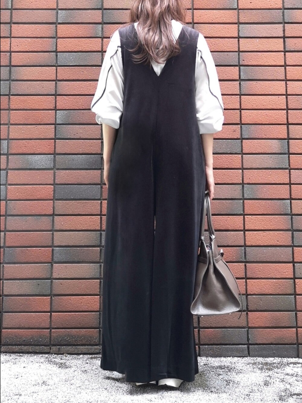 「サロペット、オールインワン、ベロアサロペット、ベロアオールインワン、ベロアパンツ」｜「KATHARINE ROSSの【KATHARINE ROSS】トリミングシアドルマンブラウス（シャツ/ブラウス、グレー系）」を使った、sasa0601さん（骨格ナチュラル・レディース・156cm）の秋コーディネートの4枚目の写真