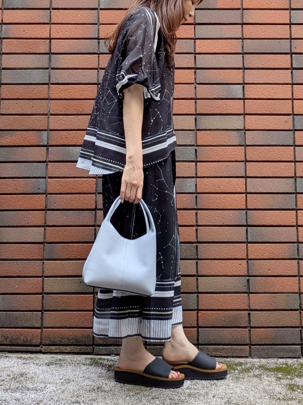 ブラック系のシャツ/ブラウス、ブラック系のスカート、ブラック系のタンクトップを着用したレディースの夏コーディネートの2枚目の写真