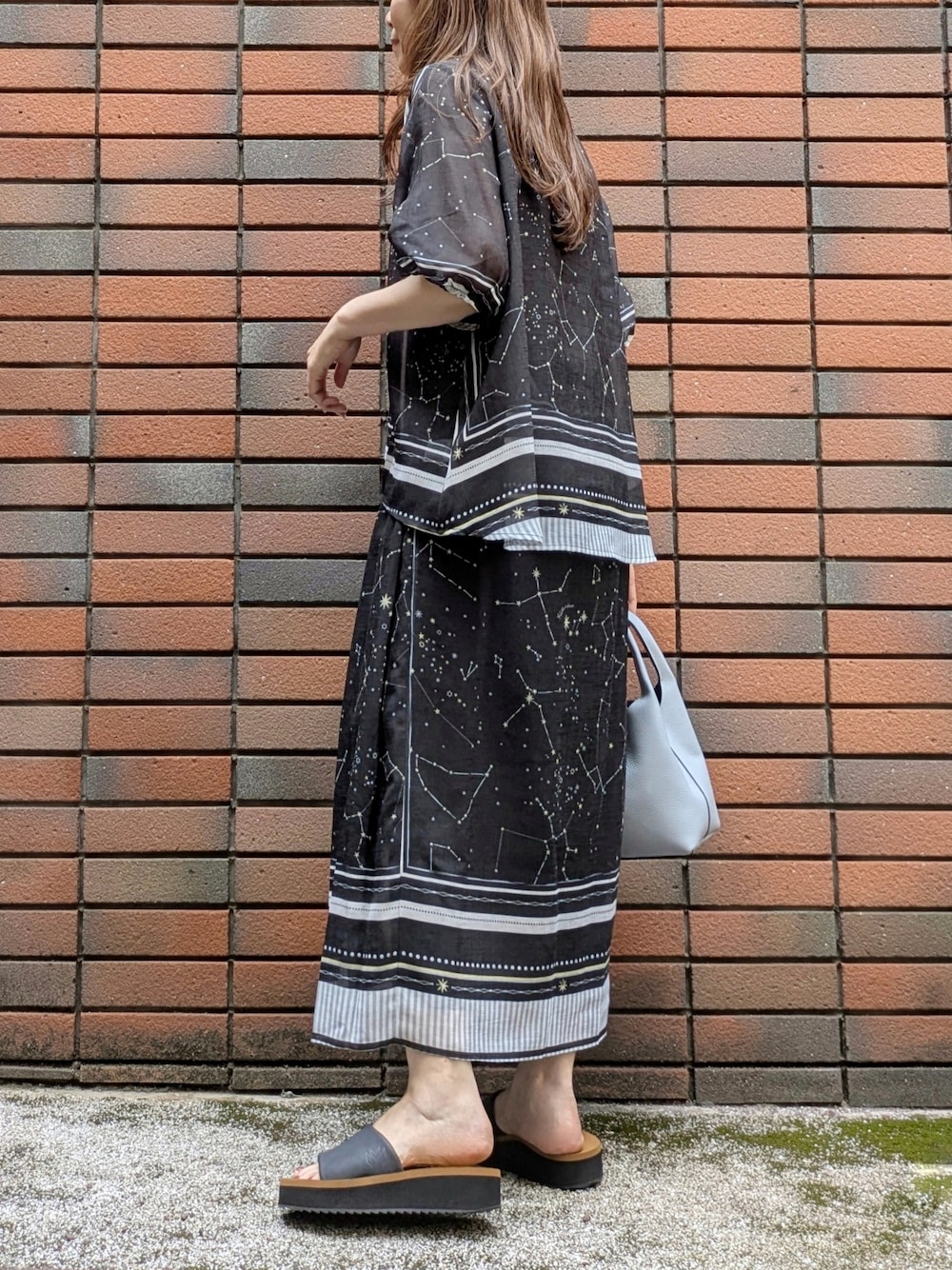 ブラック系のシャツ/ブラウス、ブラック系のスカート、ブラック系のタンクトップを着用したレディースの夏コーディネートの4枚目の写真