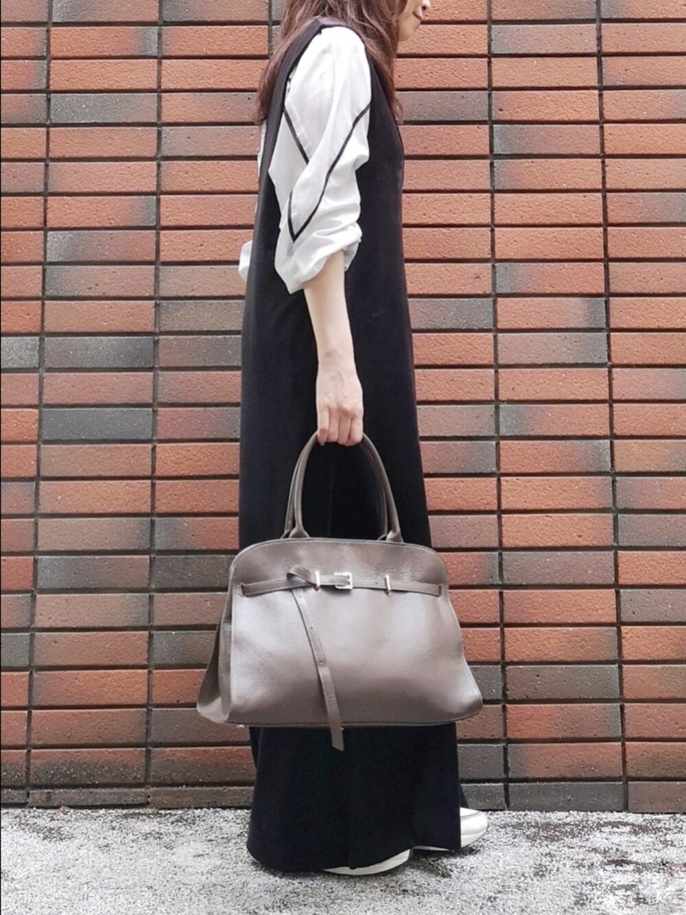 「サロペット、オールインワン、ベロアサロペット、ベロアオールインワン、ベロアパンツ」｜「KATHARINE ROSSの【KATHARINE ROSS】トリミングシアドルマンブラウス（シャツ/ブラウス、グレー系）」を使った、sasa0601さん（骨格ナチュラル・レディース・156cm）の秋コーディネートの2枚目の写真