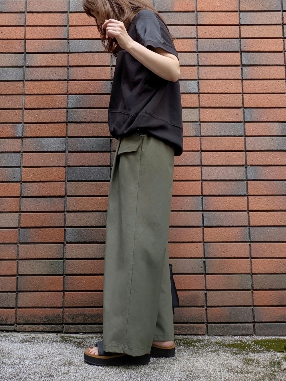 ブラック系のTシャツ/カットソー、グリーン系のその他パンツを着用したレディースの夏コーディネートの3枚目の写真