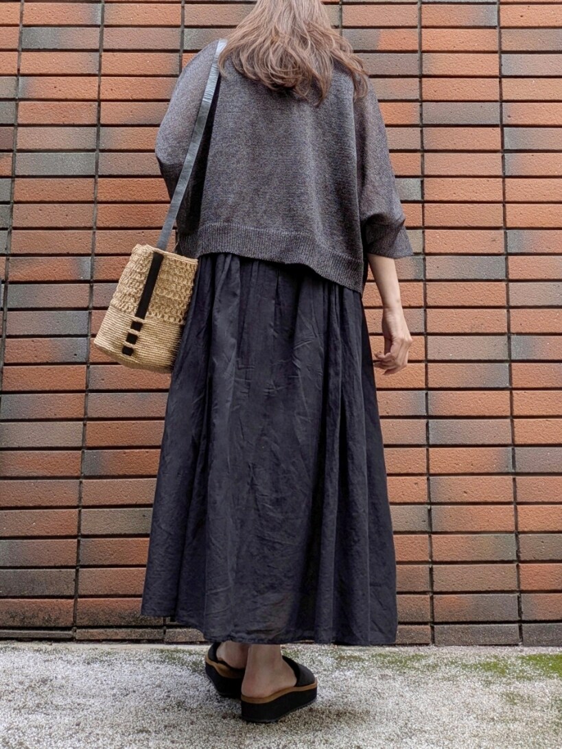 グレー系のその他トップス、ブラック系のワンピース、ブラック系のショルダーバッグを着用したレディースの春コーディネートの4枚目の写真