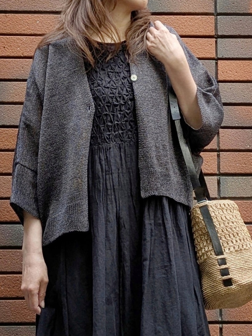 グレー系のその他トップス、ブラック系のワンピース、ブラック系のショルダーバッグを着用したレディースの春コーディネートの5枚目の写真