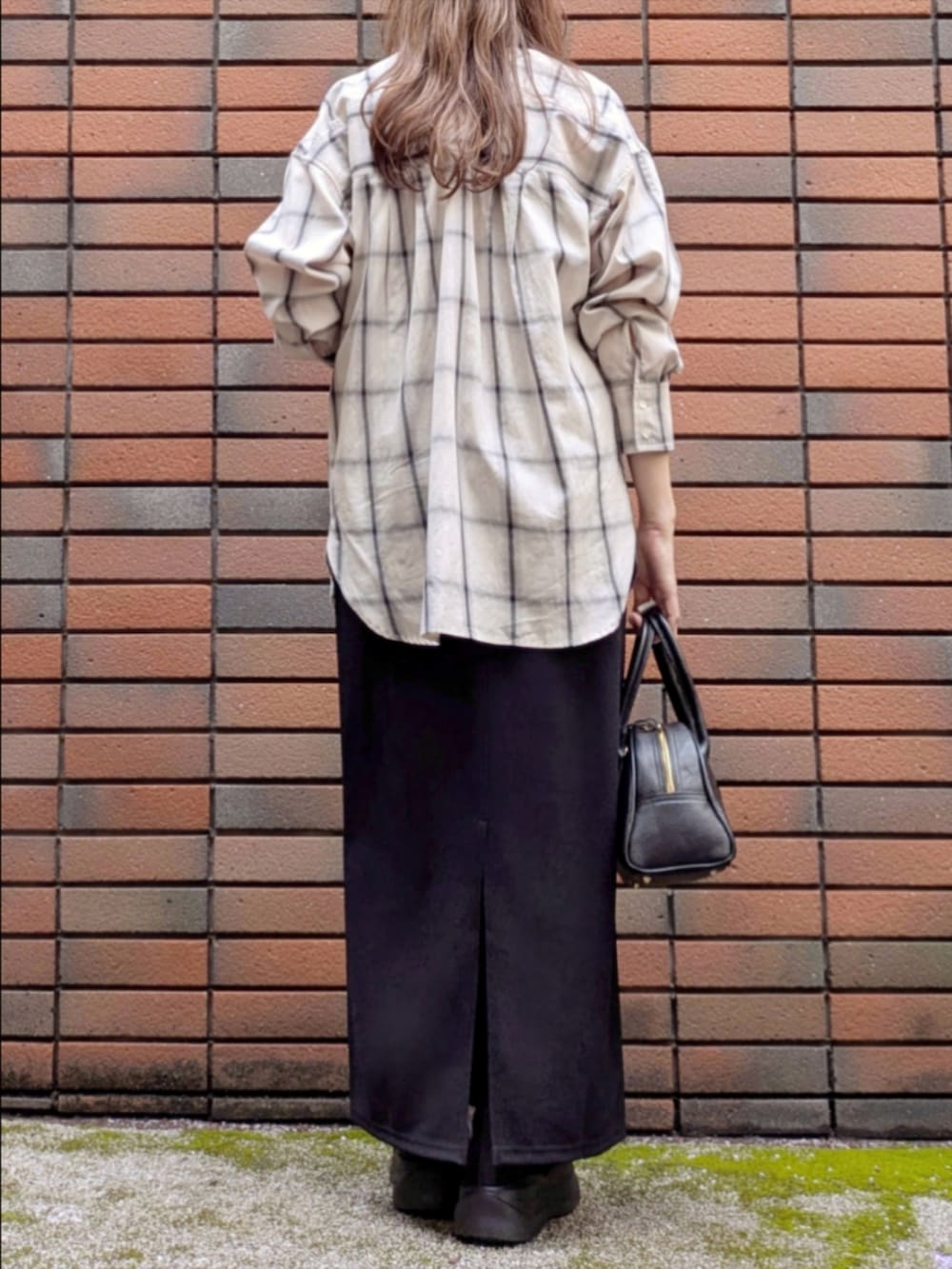 ホワイト系のシャツ/ブラウス、ブラック系のスカート、ブラック系のタンクトップを着用したレディースの秋コーディネートの4枚目の写真