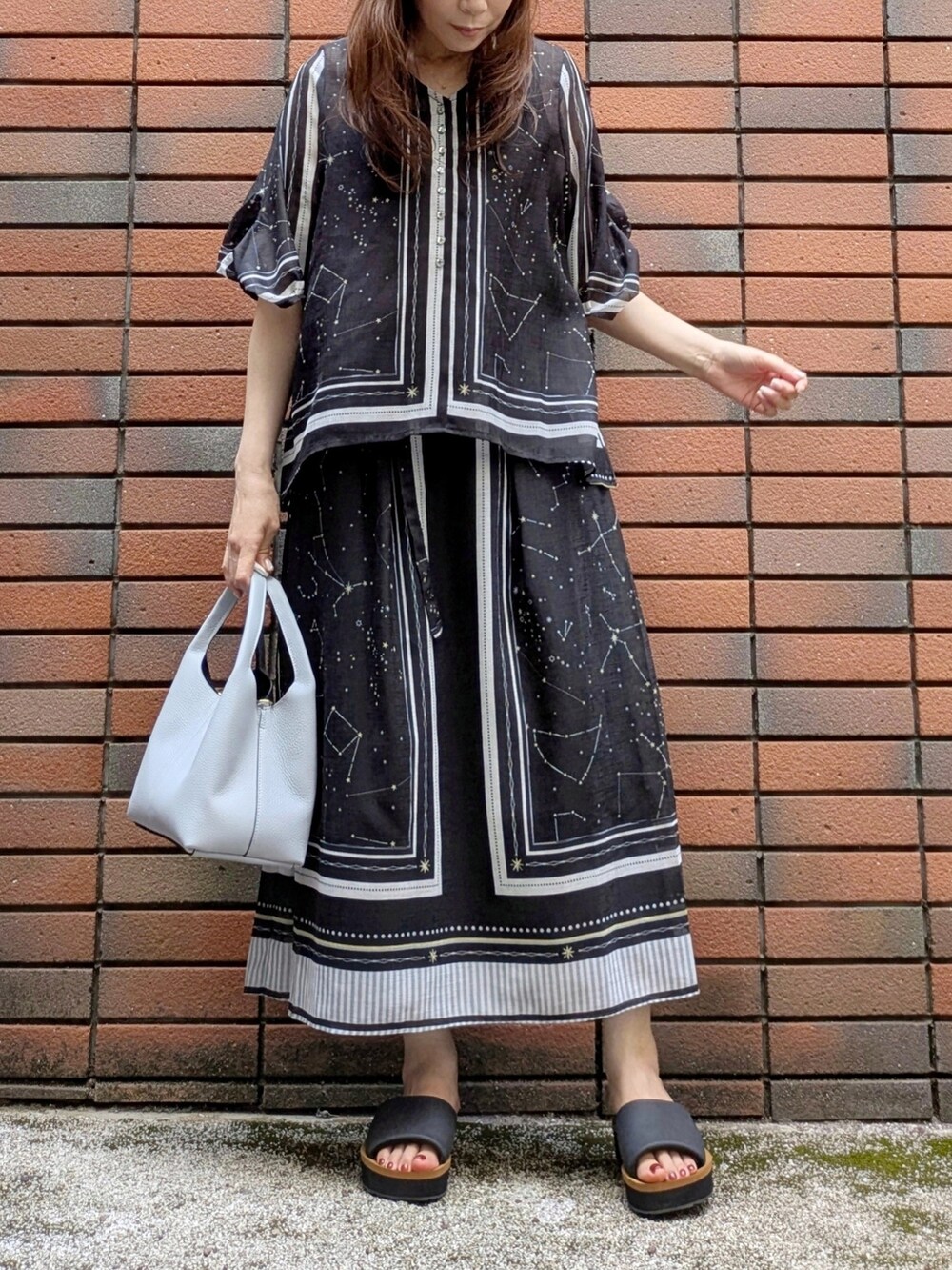 ブラック系のシャツ/ブラウス、ブラック系のスカート、ブラック系のタンクトップを着用したレディースの夏コーディネートの6枚目の写真