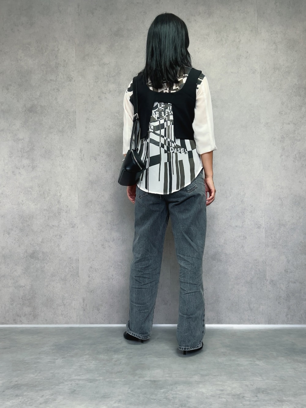 ブラック系のキャミソール、ホワイト系のシャツ/ブラウス、グレー系のデニムパンツを着用したレディースの秋コーディネートの2枚目の写真