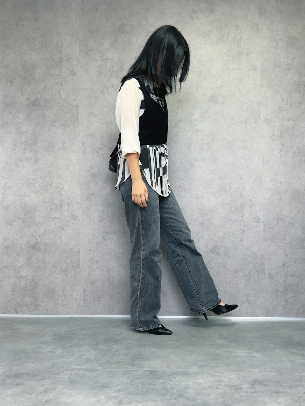 ブラック系のキャミソール、ホワイト系のシャツ/ブラウス、グレー系のデニムパンツを着用したレディースの秋コーディネートの3枚目の写真