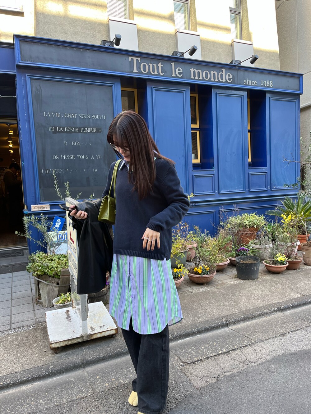 「シャツ、シャツスタイル、ストライプシャツ、ニット、古着MIX、春コーデ、春」｜「THE YOnのトートバッグ（トートバッグ、グリーン系）」を使った、sakustyleさん（骨格ナチュラル・レディース・162cm）の春コーディネートの2枚目の写真