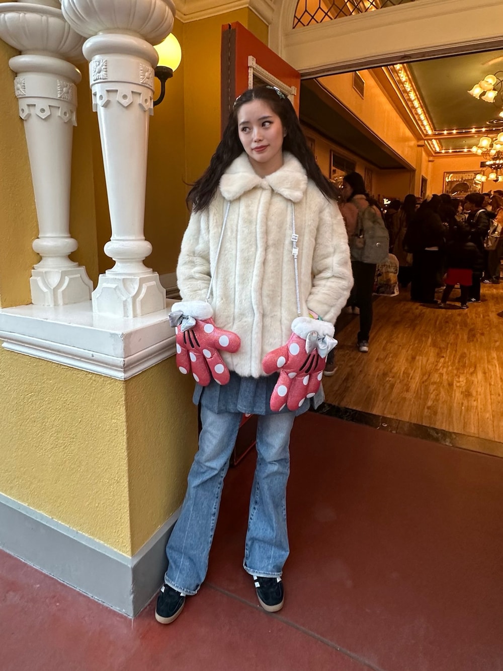 ホワイト系のその他アウター、ブルー系のデニムパンツを着用したレディースの秋コーディネートの2枚目の写真