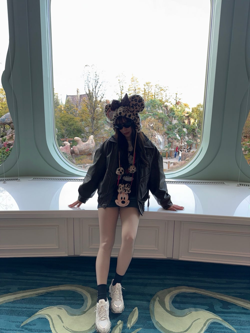 ブラウン系のライダースジャケット、ブルー系のデニムスカートを着用したレディースの冬コーディネートの3枚目の写真