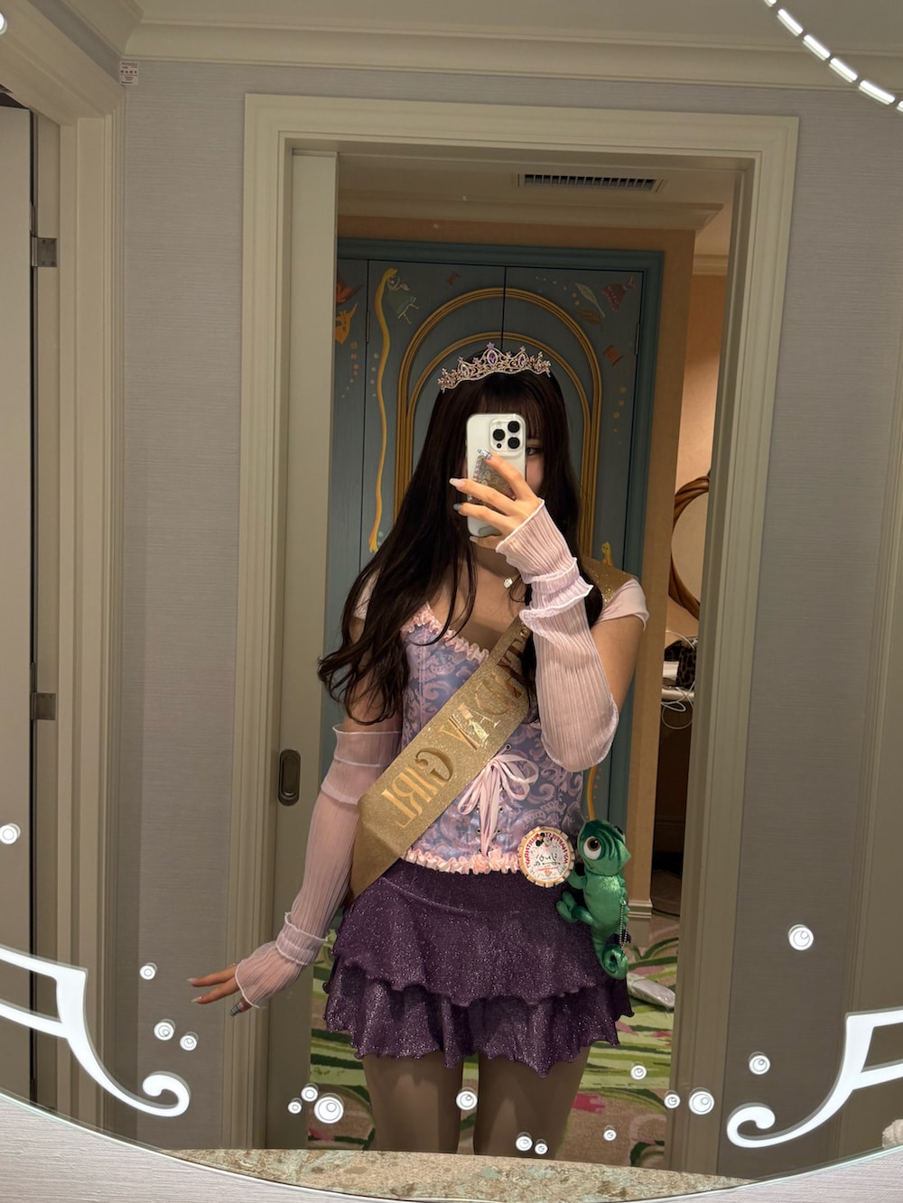 パープル系のその他トップスを着用したレディースの冬コーディネートの2枚目の写真