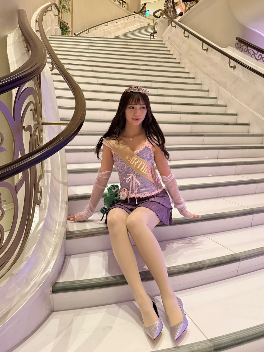 パープル系のその他トップスを着用したレディースの冬コーディネートの3枚目の写真