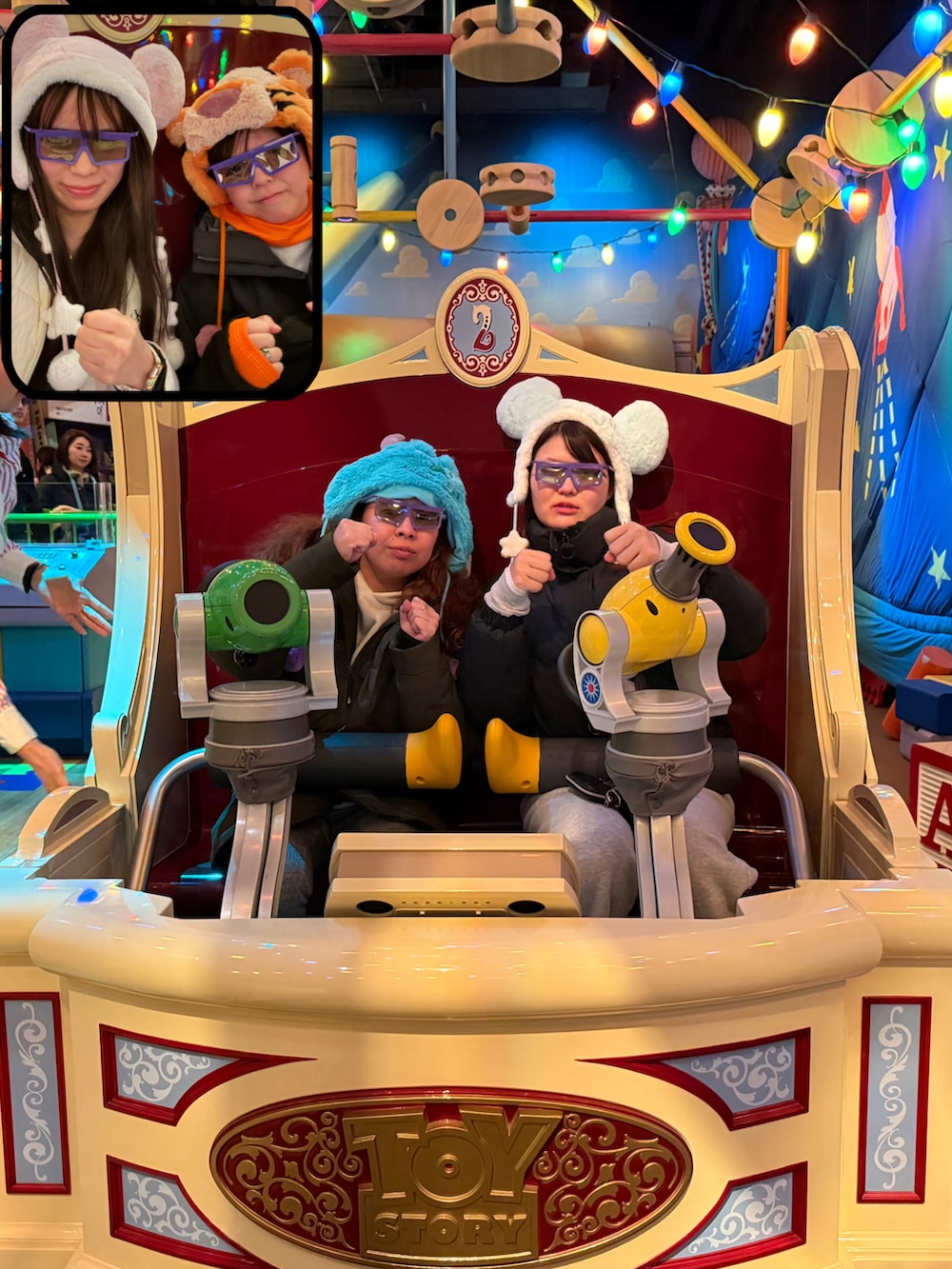 ホワイト系のダウンジャケット/コート、ピンク系のスニーカーを着用したレディースの冬コーディネートの3枚目の写真