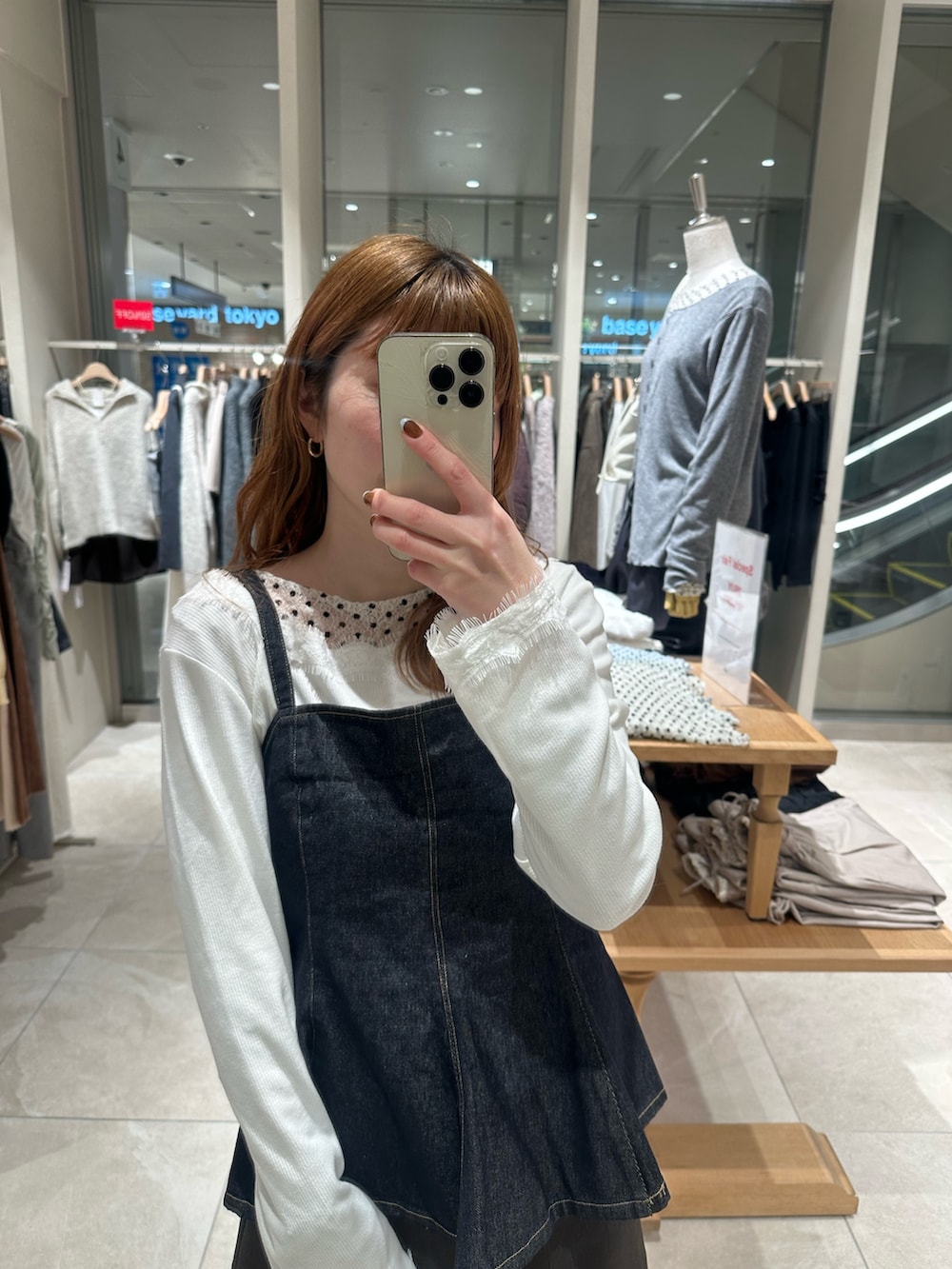 ホワイト系のTシャツ/カットソー、ホワイト系のTシャツ/カットソー、ブルー系のシャツ/ブラウスを着用したレディースの冬コーディネートの2枚目の写真