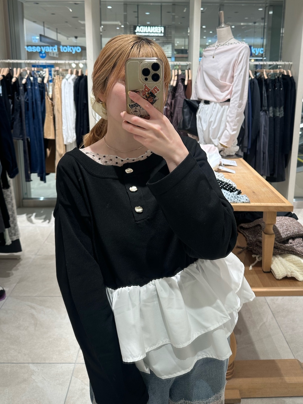 ブラック系のシャツ/ブラウス、ホワイト系のTシャツ/カットソー、ブルー系のデニムパンツを着用したレディースの春コーディネートの2枚目の写真