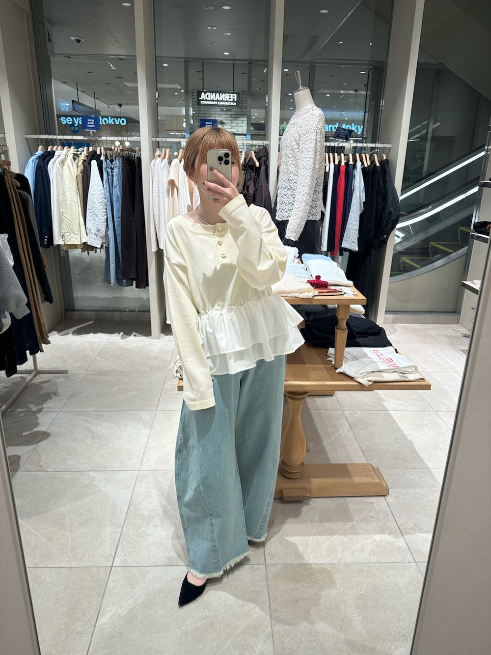 ホワイト系のニット/セーター、ブルー系のデニムパンツ、ゴールド系のネックレスを着用したレディースの冬コーディネートの2枚目の写真