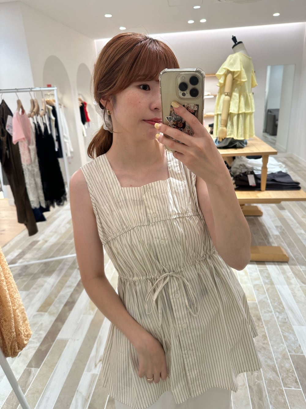 ホワイト系のスウェットパンツ、ベージュ系のシャツ/ブラウス、ブラック系のハンドバッグを着用したレディースの秋コーディネートの2枚目の写真