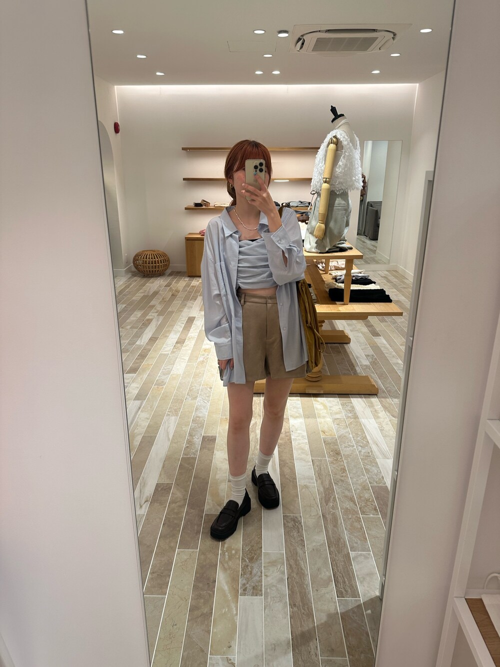 ブラウン系のその他パンツ、ブルー系のシャツ/ブラウス、ブラック系のキャミソールを着用したレディースの秋コーディネートの2枚目の写真