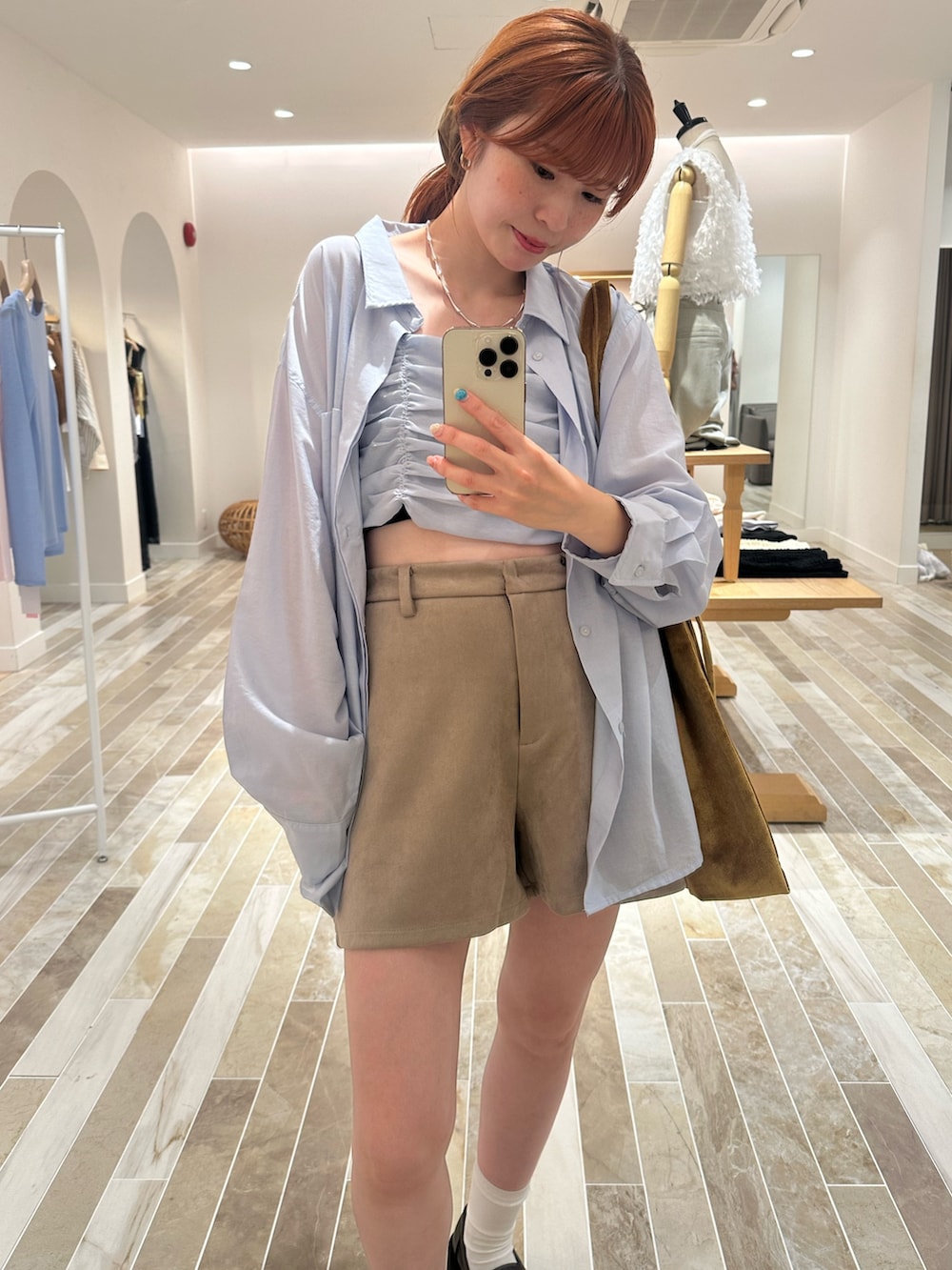 ブラウン系のその他パンツ、ブルー系のシャツ/ブラウス、ブラック系のキャミソールを着用したレディースの秋コーディネートの3枚目の写真