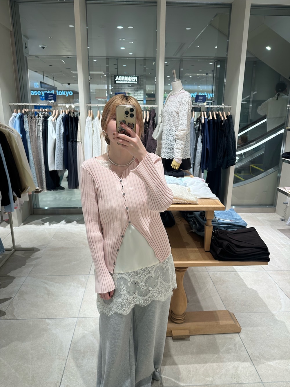 ピンク系のカーディガン/ボレロ、ホワイト系のシャツ/ブラウス、グレー系のスウェットパンツを着用したレディースの冬コーディネートの2枚目の写真