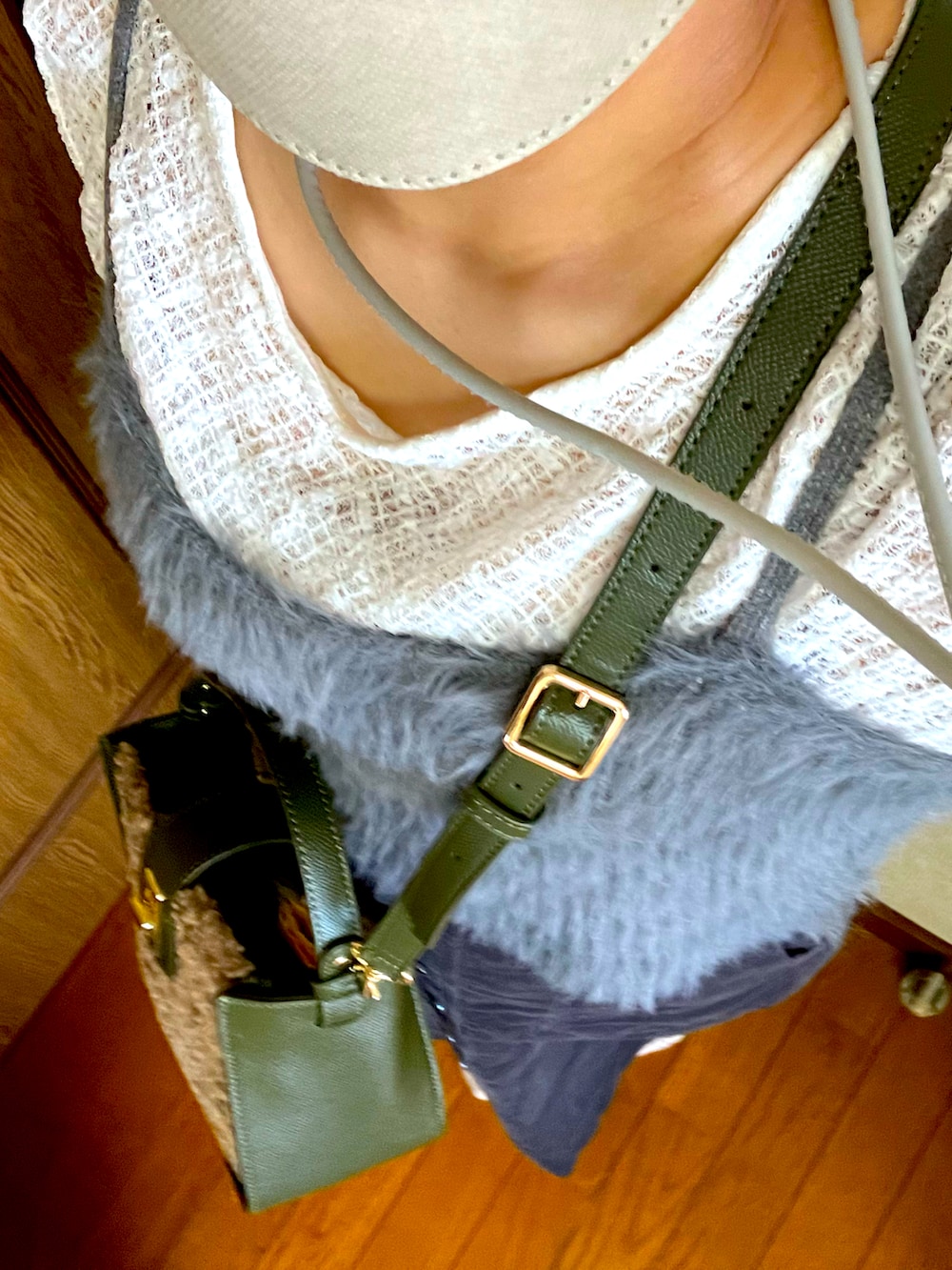 ホワイト系のTシャツ/カットソー、グレー系のキャミソール、グレー系のスカートを着用したレディースの秋コーディネートの3枚目の写真