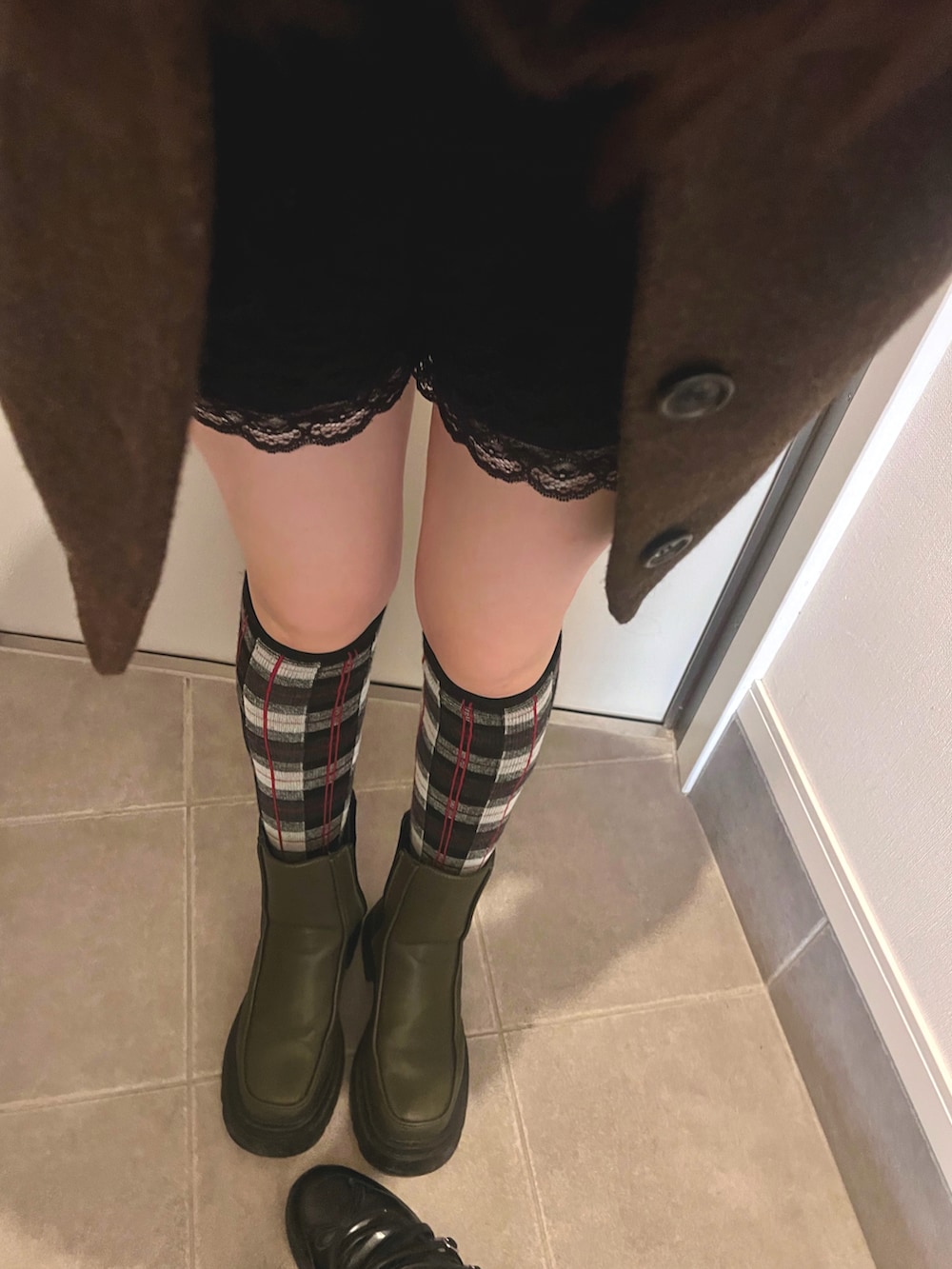 ブラウン系のジャケット/アウター、ブラック系のパンツ、パープル系のその他トップスを着用したレディースの冬コーディネートの2枚目の写真