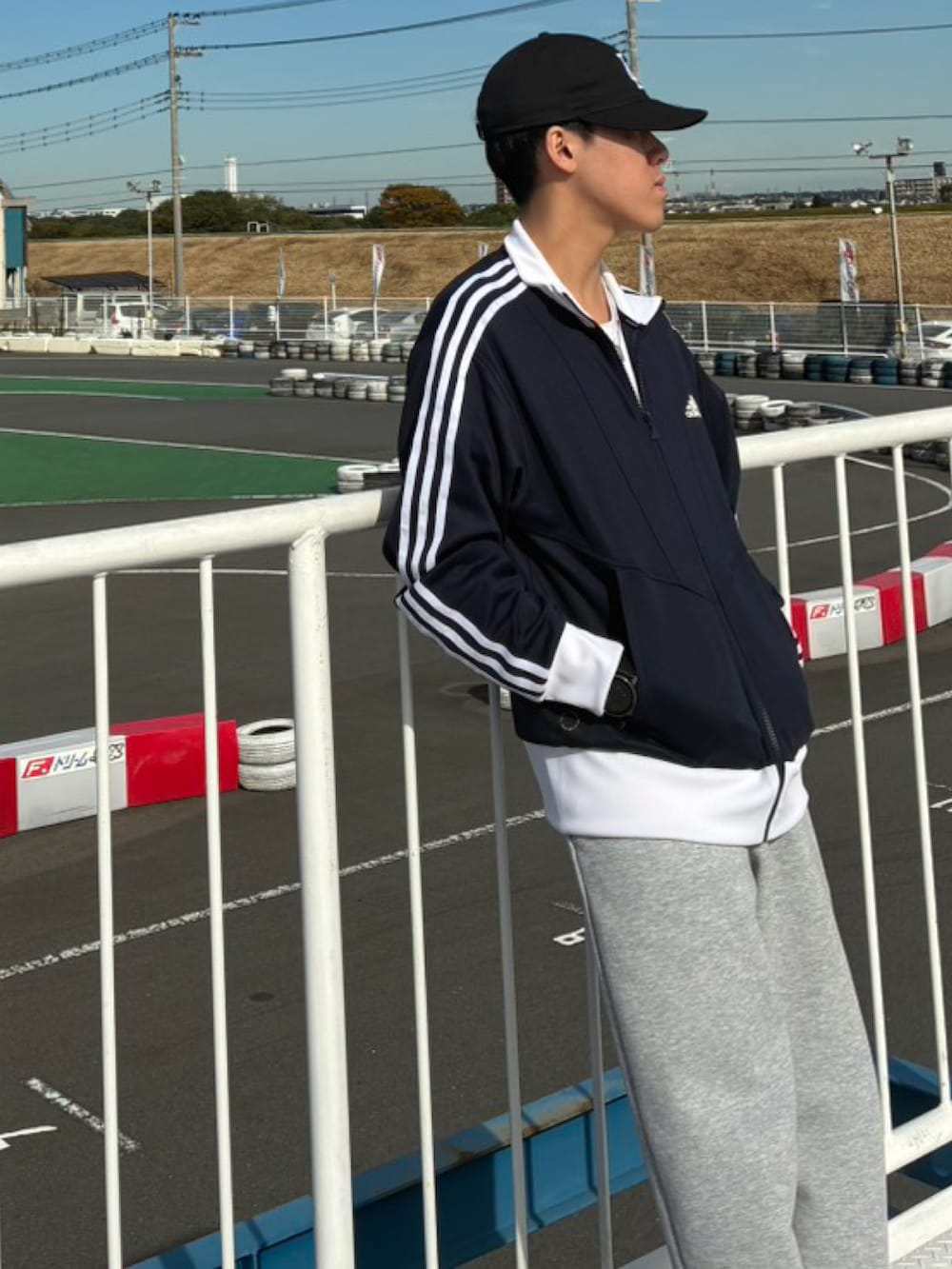 ホワイト系のスニーカー、ブルー系のジャージ、ホワイト系のTシャツ/カットソーを着用したメンズの春コーディネートの2枚目の写真