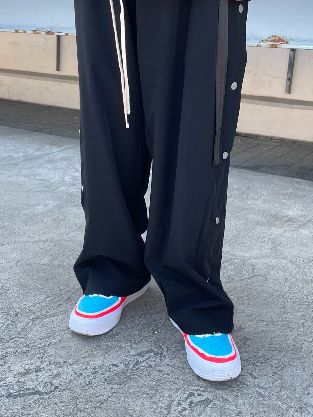 ブラック系のトップス、ブラック系のその他パンツ、ブラック系のその他パンツを着用したメンズの春コーディネートの4枚目の写真